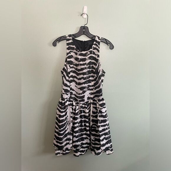 Guess Black and White Zebra Tie Dye Drop Waist T Back Mini Dress SZ 6 - Picture 1 of 9